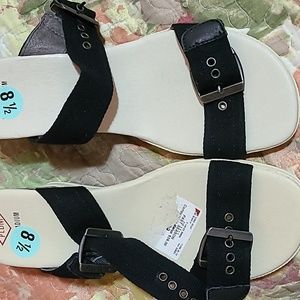Nwt sandals sz 8.5  2 buckle strap each PLDM